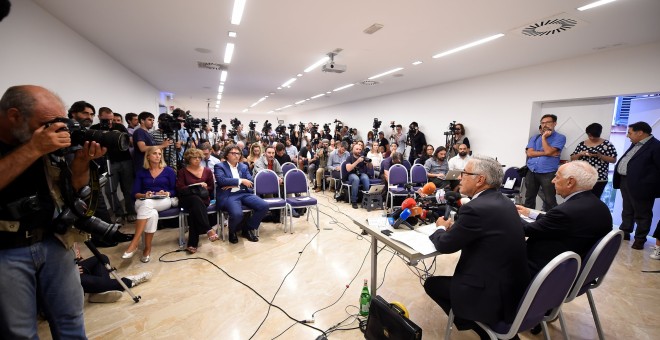 El presidente de Autostrade per l'Italia, Fabio Cerchiai, y el consejero delegado, Giovanni Castellucci, en rueda de prensa sobre el derrumbe del puente Morandi, de Génova. REUTERS/Massimo Pinca