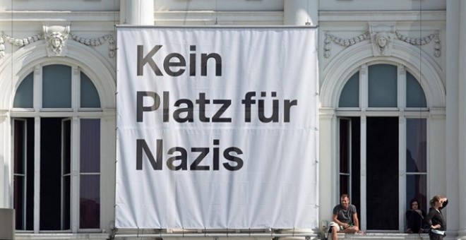 Manifestantes alemanes colocan una pancarta en la que se puede leer 'No hay lugar para los nazis'. REUTERS/Fabian Bimmel