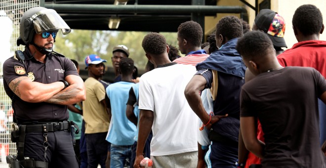 Migrantes subsaharianos hacen cola para entrar rn el CETI de Ceuta tras haber saltado la valla de la frontera con Marruecos. REUTERS/Fabian Bimmer