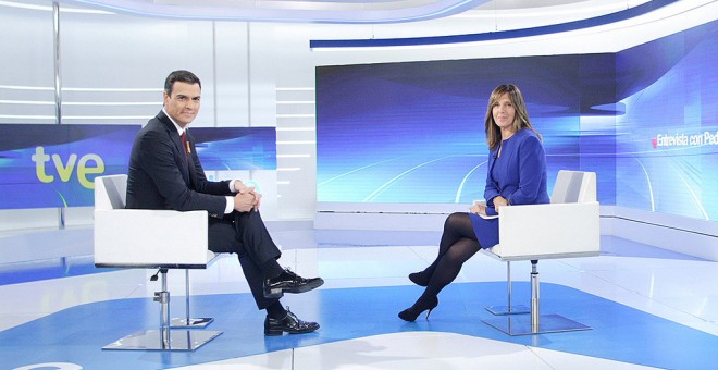 La periodista Ana Blanco durante la entrevista con el presidente del Gobierno, Pedro Sánchez, para TVE. / RTVE