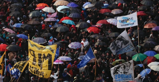 Decenas de miles de personas participan en una marcha en defensa de la universidad pública en la ciudad de Buenos Aires (Argentina). EFE/David Fernández