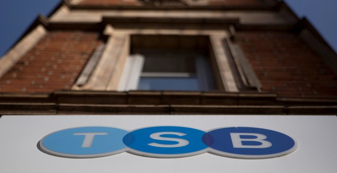 El logo del banco TSB, filial del Banco Sabadell, en una sucursal en el centro de Londres. REUTERS/Neil Hall