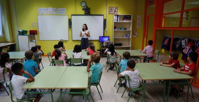 Niños del Colegio Virgen del Cortijo de Madrid atienden a la profesora durante el primer día del curso escolar 2018-2019 que ha comenzado hoy en la Comunidad de Madrid y finalizará el 21 de junio de próximo año - EFE/Fernando Alvarado
