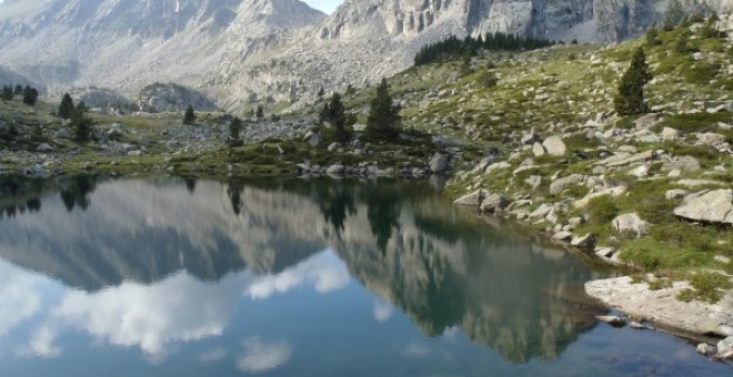 Imagen de un lago en los Pirineos. EFE/LimnoLife