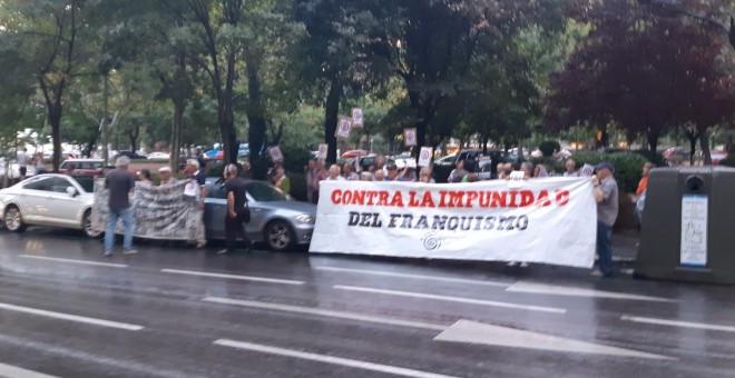 Los concentrados han desplegado una pancarta 'contra la impunidad del franquismo'.