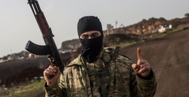 Un soldado rebelde fuertemente armado en Siria, esperando atacar.- EFE