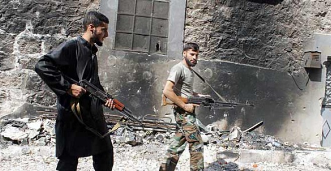 Rebeldes sirios se enfrentan a las tropas del régimen al este de Alepo.- EFE
