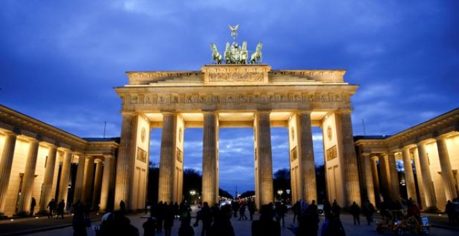 La Puerta de Brandemburgo, iluminada en Berlín/Reuters