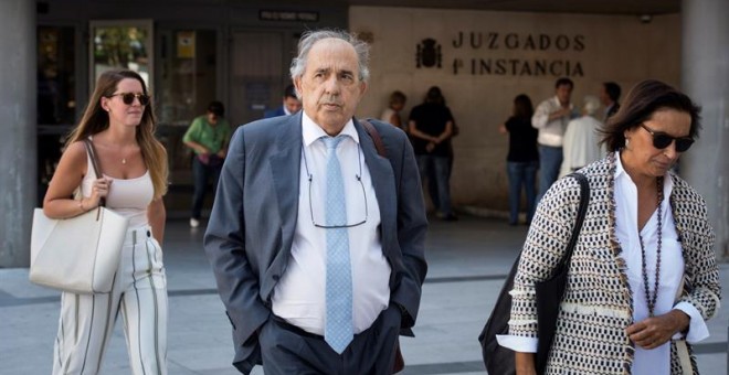 Enrique Álvarez Conde, director del máster de Cristina Cifuentes, a su salida de los juzgados de la Plaza Castilla. - EFE