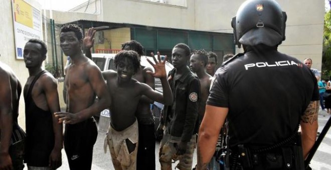 Varios migrantes en el Centro de Estancia Temporal de Inmigrantes (CETI) de Ceuta, tras conseguir traspasar la valla fronteriza el pasado agosto.- EFE