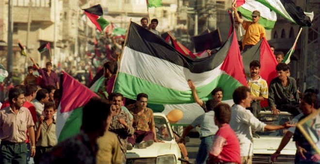 Los palestinos celebran en las calles de Gaza la firma del acuerdo de paz entre la OLP e Israel. AFP/Eric Feferberg