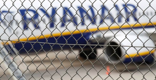 Un avión de Ryanair apacado en el hangar de un aeropuerto alemán. (WOLFGAN RATTAY | REUTERS)
