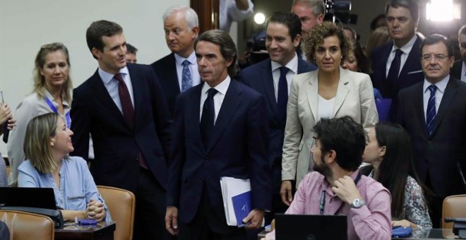 El expresidente del Gobierno José María Aznar,c, acompañado por el presidente del PP, Pablo Casado, iz, y la portavoz del Grupo Parlamentario Popular, Dolors Montserrat,d., entre otros. - EFE