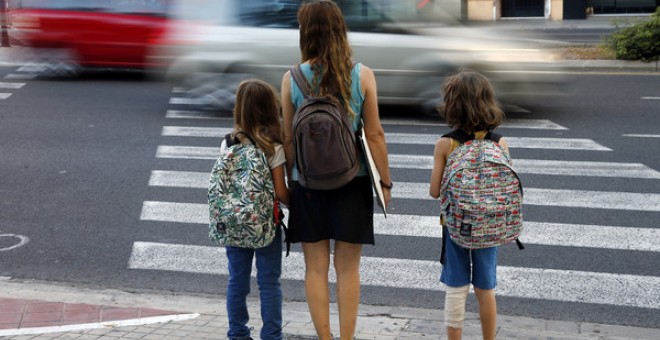 El desarrollo cognitivo de los niños que van al colegio en zonas con mucha contaminación es más lento. EFE