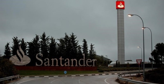 Acceso a la Ciudad Financiera del Banco Santanderla sede corportativa del grupo en la localidad madrileña de Boadilla del Monte. E.P.