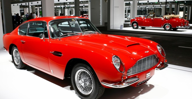 El modelo Aston Martin DB6 cupé, de 1966, en la feria del automóvil de Basilea. REUTERS/Arnd Wiegmann