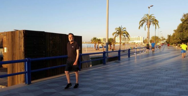 El expresidente Rajoy, durante sus ejercicios matutinos en la playa del Postiguet de Alicante./EFE