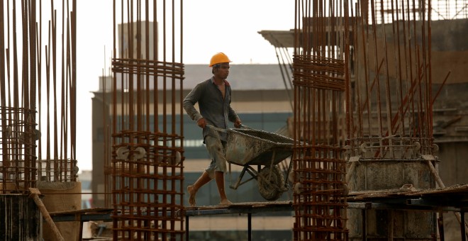 Un trabajador, en una construcción de viviendas en Bombay. REUTERS/Francis Mascarenhas