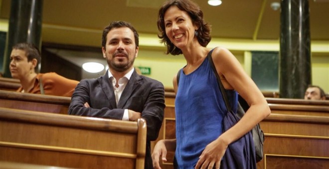 Alberto Garzón junto a la diputada de IU Eva García Sempere