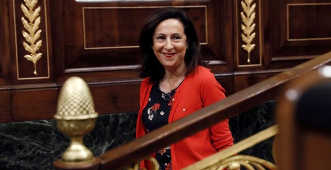 La ministra de Defensa, Margarita Robles, a su llegada al hemiciclo del la Cámara Baja en la última sesión de control al Ejecutivo. EFE/Mariscal