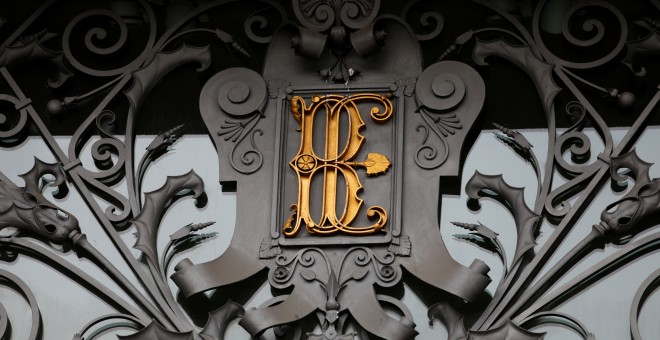El emblema del Banco de España, en una de sus entradas de su sede central en el centro de Madrid.  REUTERS/Juan Medina
