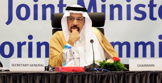 El ministro saudí de Energía, Khalid al-Falih, durante la reuniçon de los países OPEP y no OPEP en Argel.. REUTERS/Ramzi Boudina