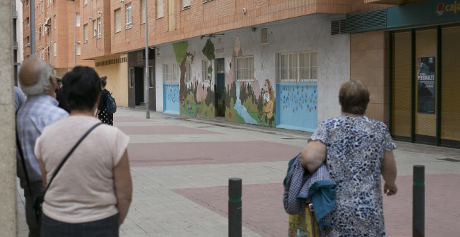 Vecinos en la zona donde un hombre ha matado presuntamente a sus dos hijas - Europa Press