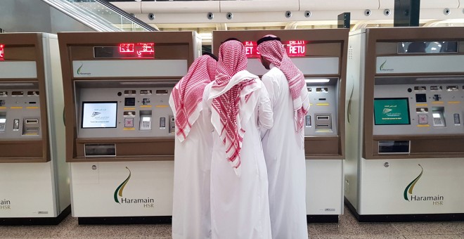 Varias personas compra sus billetes para el AVE en la nueva estación para el tren de alta velocidad a la Meca, en la Ciudad Financiera Rey Abdullah, cerca de Jeddah (Arabia Saudí). REUTERS / Stephen Kalin