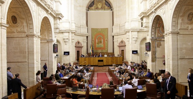 El Pleno del Parlamento, durante la lectura de una Declaración Institucional de apoyo al periódico El Correo de Andalucía y sus trabajadores