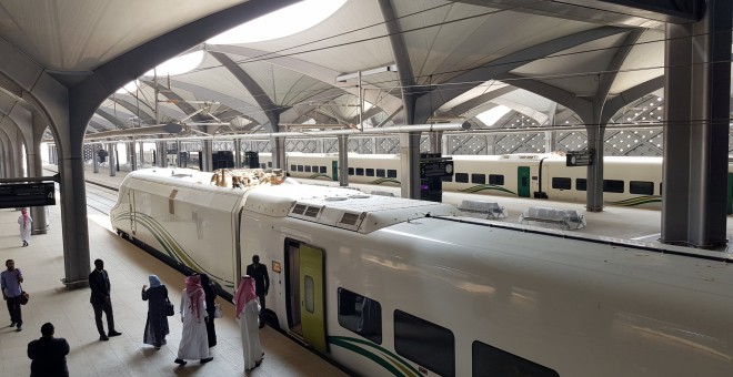 Varios saudíes toman el AVE en la nueva estación KAEC, cerca de la ciudad de Jeddah. REUTERS/Stephen Kalin