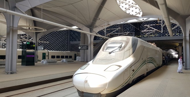 Un tren de alta velocidad entra en la nueva estación KAEC, cerca de la ciudad de Jeddah. REUTERS/Stephen Kalin
