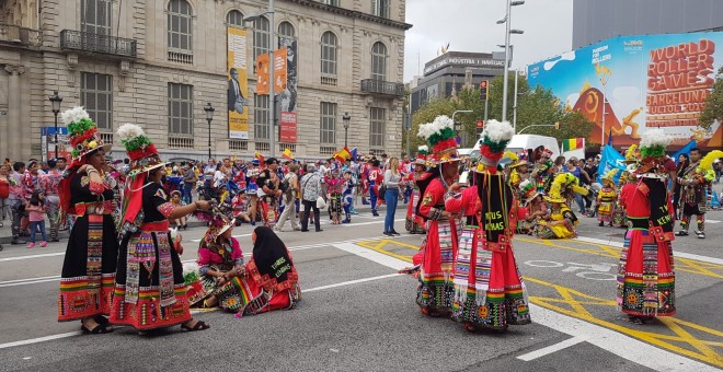 Mostres de balls tradicionals bolivians a la manifestació espanyolista del 12-O de Barcelona. Cèlia Muns