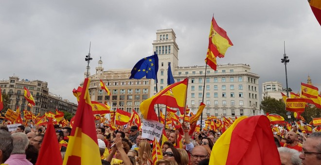 Públic de l'acte a Plaça Catalunya de la manifestació espanyolista del 12-O. Cèlia Muns