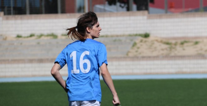 Alba Palacios jugando al fútbol.