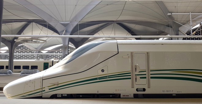 Un tres de alta velocidad (AVE) en la nueva estación KAEC, cerca de la ciudad saudí de Jeda. REUTERS/Stephen Kalin