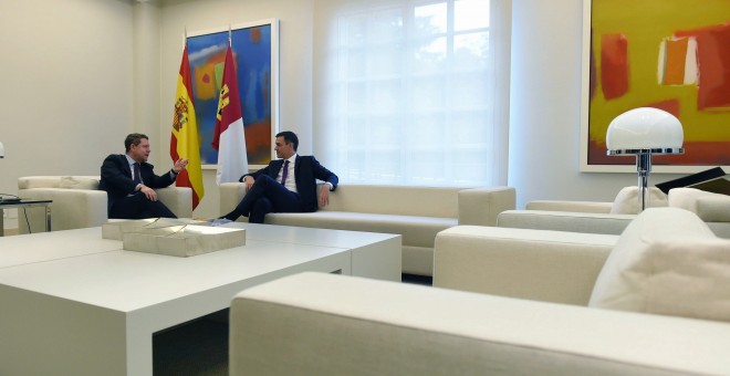 El presidente del Gobierno Pedrto Sánchez, durante su reunión con el presidente de la comunidad de Castilla La Mancha Emiliano García Page, en el Palacio de La Moncloa.-EFE/Fernando Villar