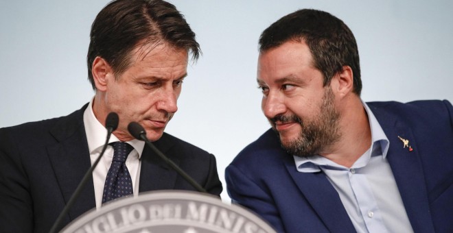 El primer ministro italiano, Giuseppe Conte, y el vicepresidente del Gobierno, ministro de Interior y líder de la Liga, Matteo Salvini, en la rueda de prensa en el Palazzo Chigi tras la aprobación de los Presupuestos Generales para 2019 que contemplan una