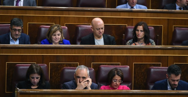 La bancada socialista durante el pleno del Congreso. EFE/FERNANDO VILLAR