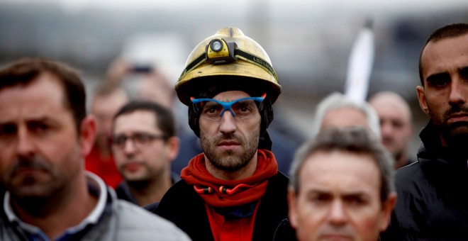 Un grupo de trabajadores de la empresa de Alcoa en A Coruña, durante la concentración convocada después del anuncio del cierre de dos de sus tres plantas en España. EFE/Cabalar