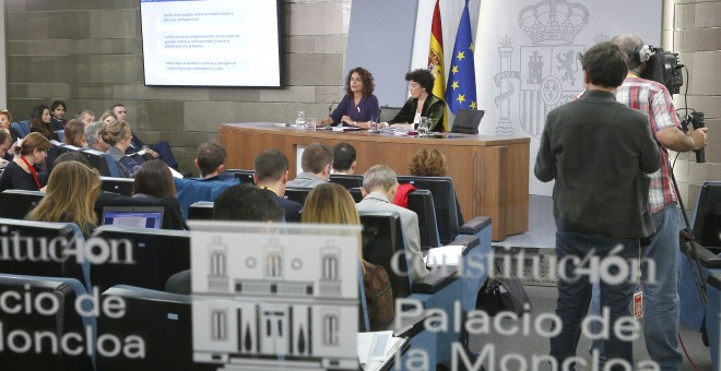La ministra portavoz del Gobierno, Isabel Celaá, y la ministra de Hacienda, María Jesús Montero, durante la rueda de prensa posterior al Consejo de Ministros. PRESIDENCIA DEL GOBIERNO