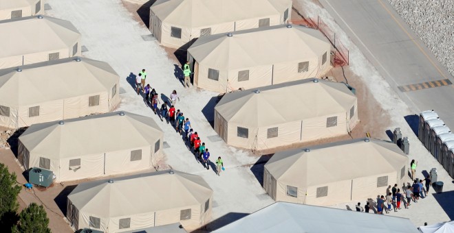 Menores migrantes, muchos de ellos separados de sus padres por la política 'tolerancia cero' de Trump, se instalan en las tiendas de campaña en Tornillo - REUTERS/Mike Blake