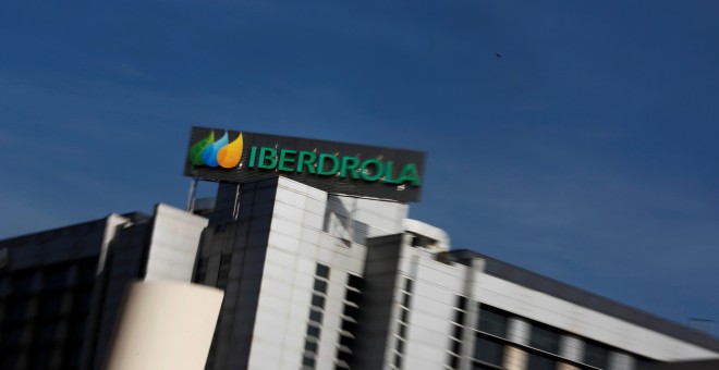 El logo de la eléctrica Iberdrola, en su sede en Madrid. REUTERS/Susana Vera