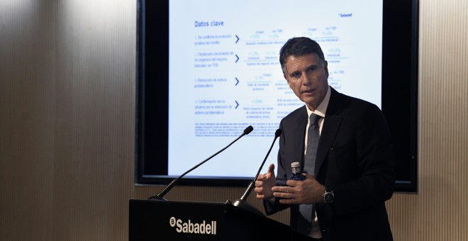 El consejero delegado del Sabadell, Jaime Guardiola, durante la rueda de prensa para informar de los resultados del tercer trimestre. EFE/ Víctor Lerena