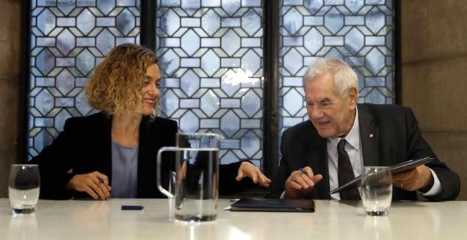 La ministra de Política Territorial, Meritxell Batet, i el conseller d'Acció Exterior de la Generalitat, Ernest Maragall, signen un acord sobre retirada de recursos d'inconstitucionalitat. EFE / Toni Albir