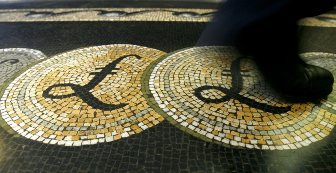 El símbolo de la libra en unos mosaicos en la acera frente a la sede del Banco de Inglaterra, en la City londinense. REUTERS/Luke MacGregor