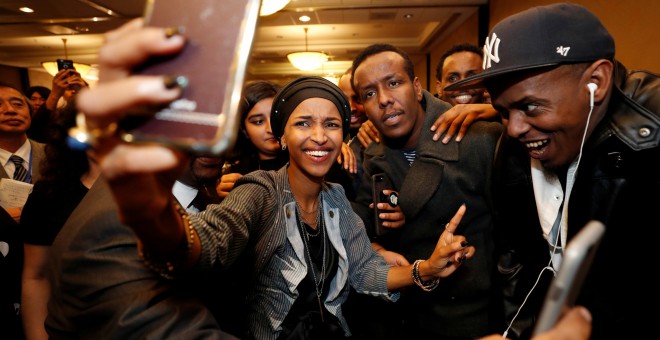 La demócrata Ilhan Omar, junto a varios seguidores tras confirmarse su victoria en Minneapolis. - REUTERS