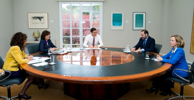 El presidente del Gobierno, Pedro Sánchez, con la ministra de Hacienda, María Jesús Montero, la vicepresidenta, Carmen Calvo, el titular de Fomento, José Luis Ábalos, y la de Economía y Empresa, Nadia Calviño, en la reunión en la que han abordado las medi