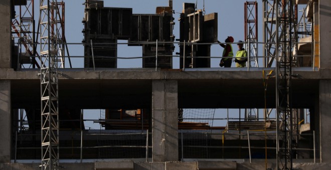 Trabajadores de la construcción en una edificación de viviendas en Madrid. REUTERS/Susana Vera