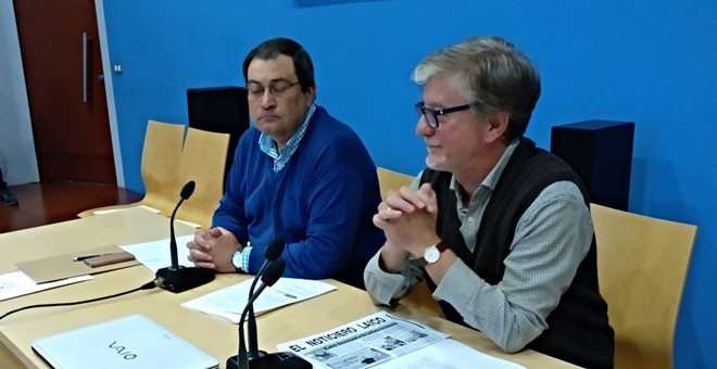 El alcalde de Zaragoza, Pedro Santisteve, con el presidente de Mhuel, Jorge García, en las sesiones de la asamblea de Recuperando. / EDUARDO BAYONA