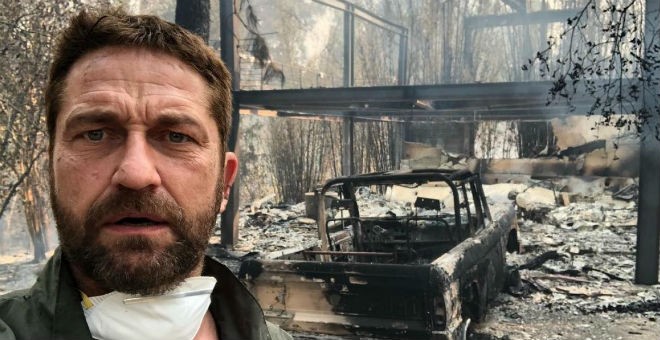 El actor Gerard Butler, protagonista de la película '300', se fotografía antes su mansión arrasada por el fuego en Malibú. / TWITTER